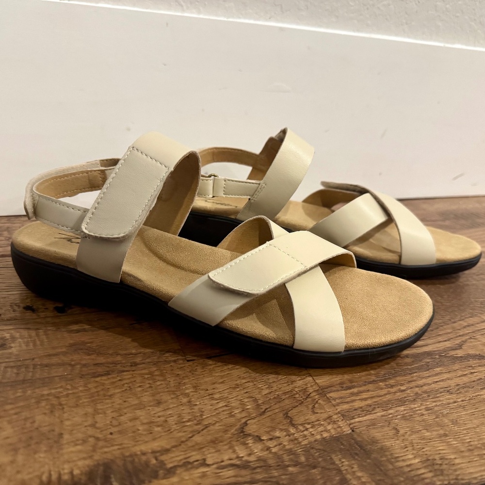 New Trotters River‎ Ivory Sandal Adjustable Straps Women's Size 10.5 M